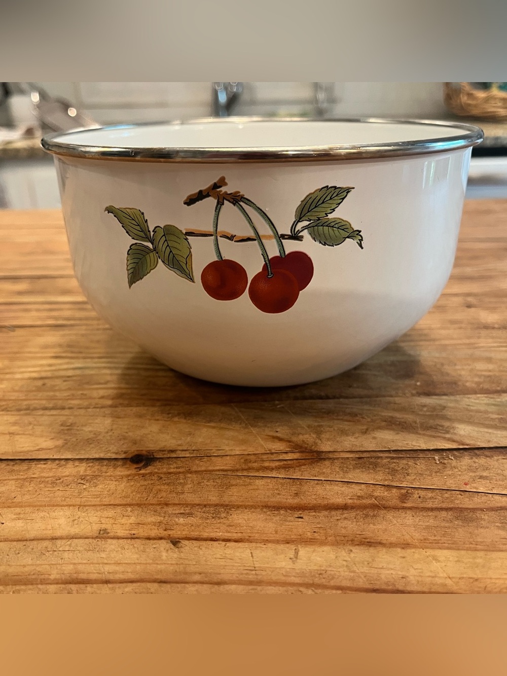 7” ROUND METAL SERVING BOWL. APPLES AND CHERRIES. NEW. TABLETOP.